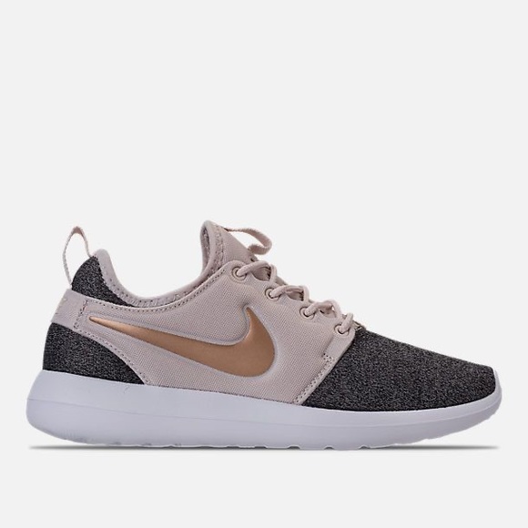 Nike Shoes - 👟NIKE WOMENS ROSHE 2👟